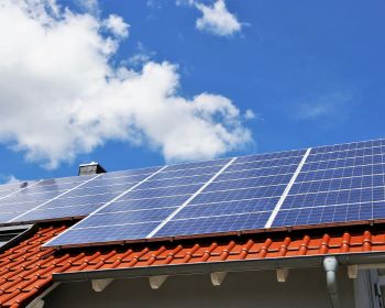 placas-solares-sevilla-instalacion-placa-fotovoltaica-en-techo-hogar