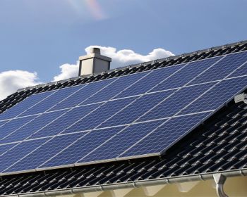 placas-solares-cadiz-panel-solar-en-techo-de-casa